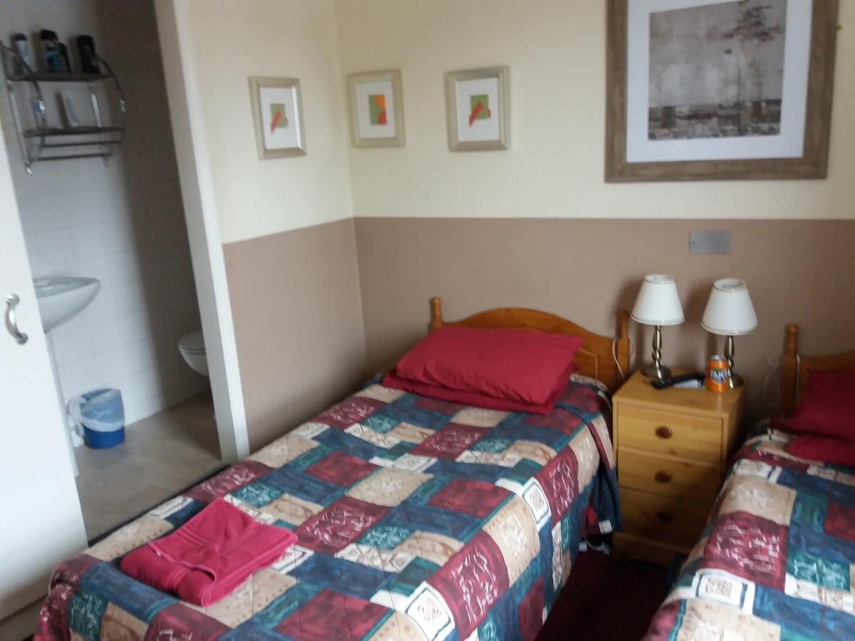 The Crouch Oak Bed & Breakfast Addlestone Exterior photo